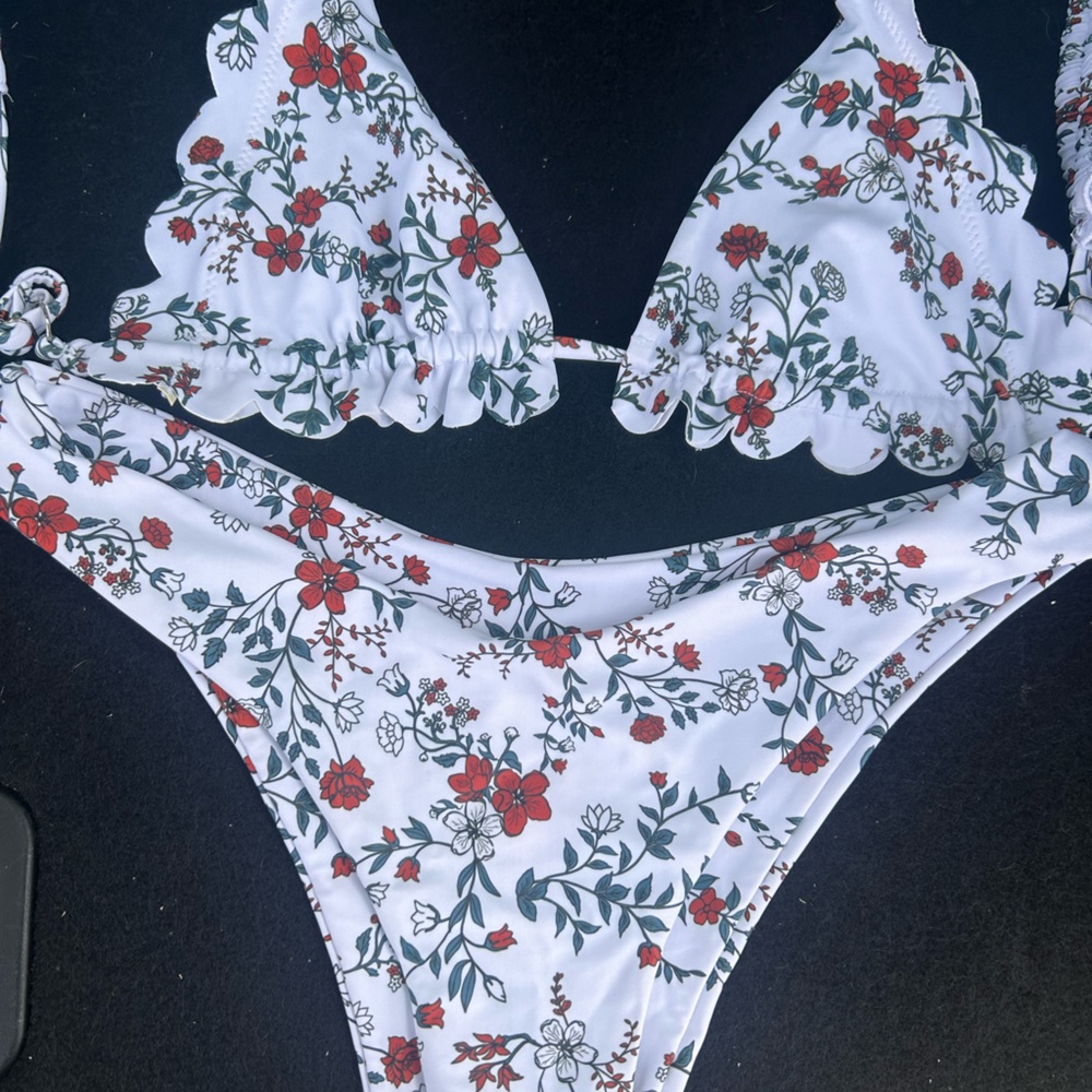 Floral Bikini - Picture 4 of 4